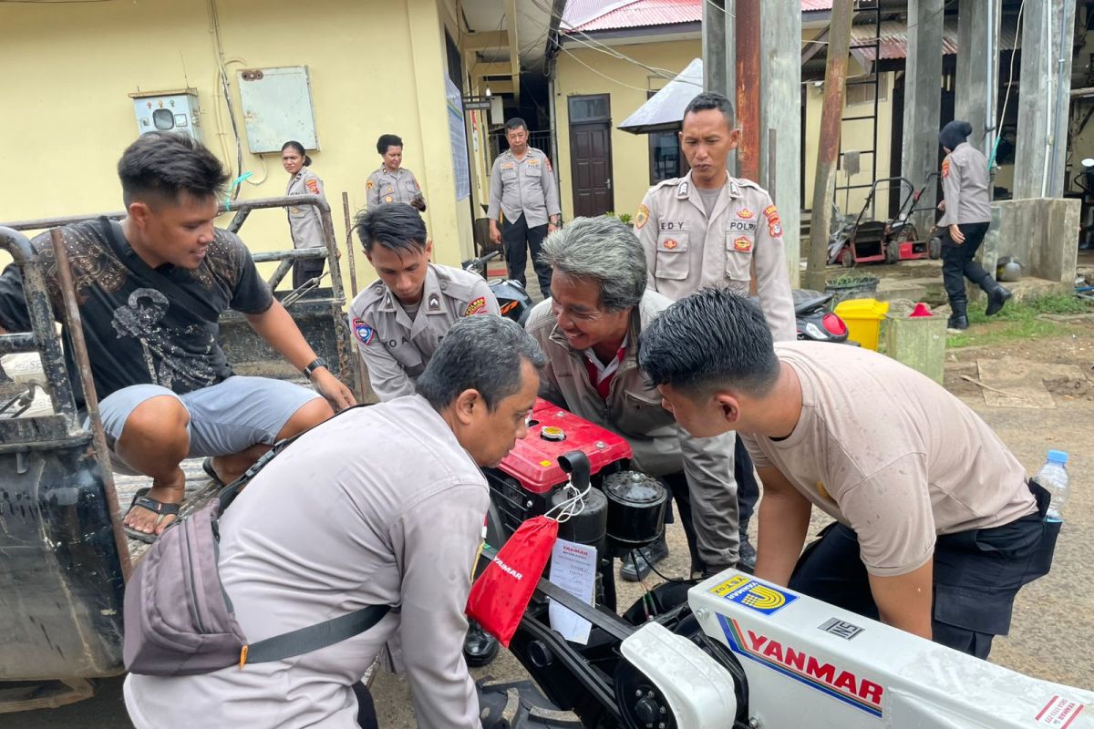 Presiden dan Kapolri bantu alat pertanian ke petani di Merauke
