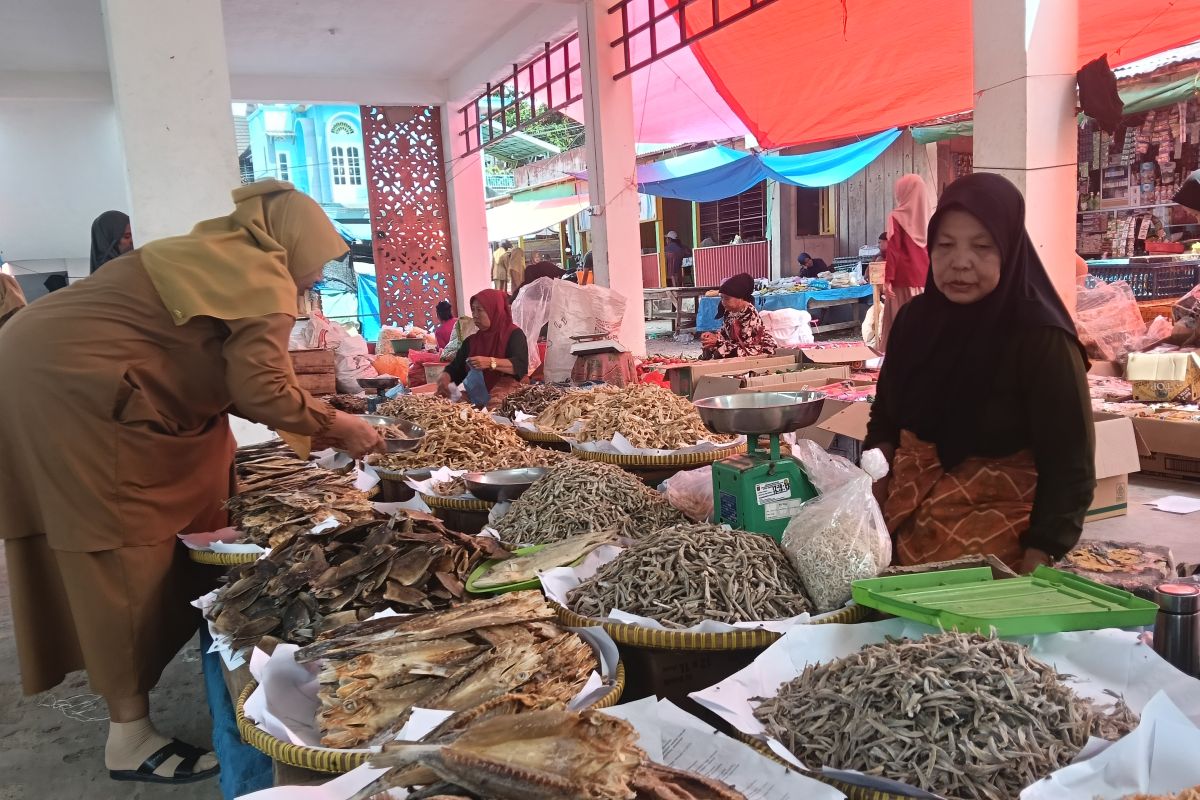 Jual beli ikan kering di Pasar Maninjau Agam mulai ramai usai banjir