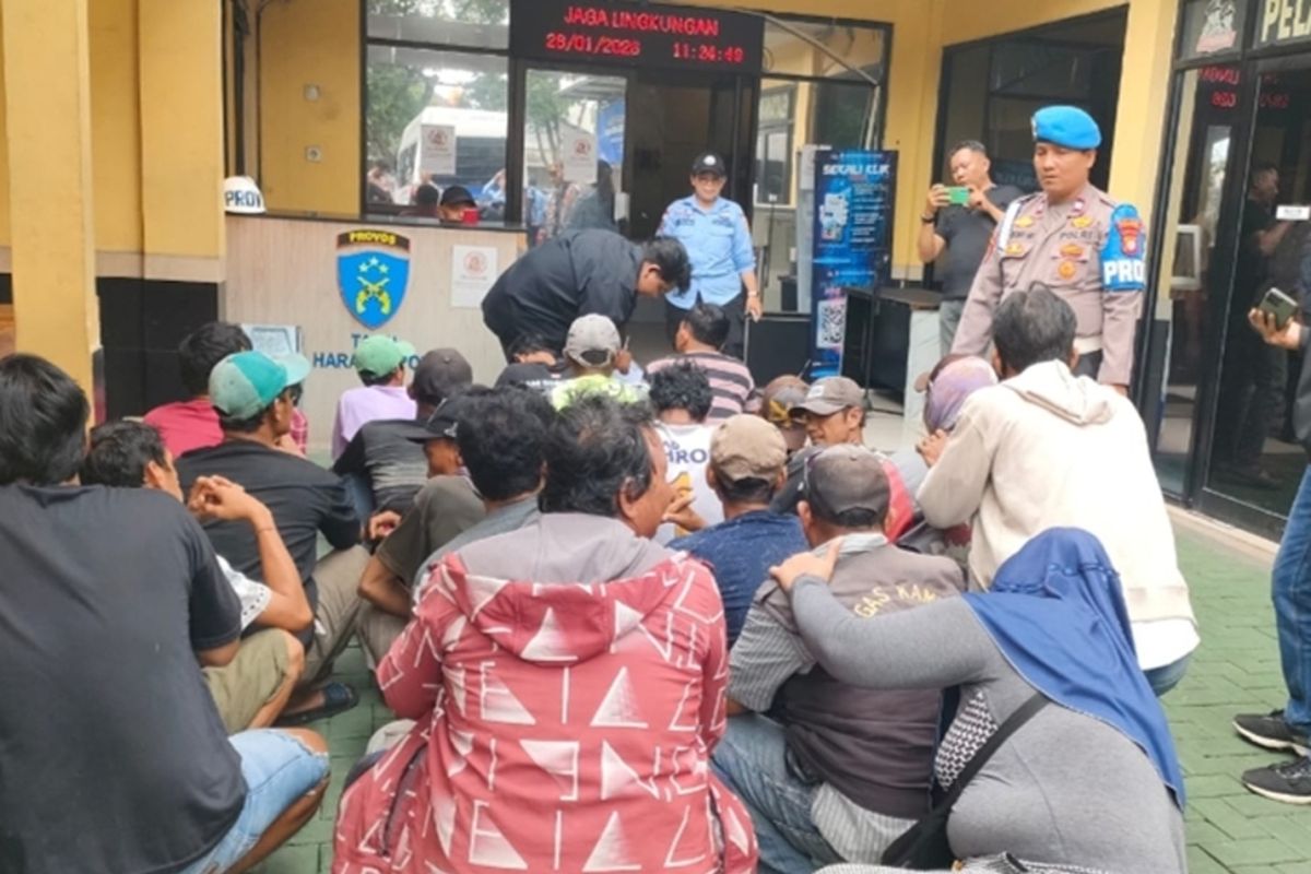 Satpol PP Jakbar jaring puluhan "Pak Ogah" di Cengkareng