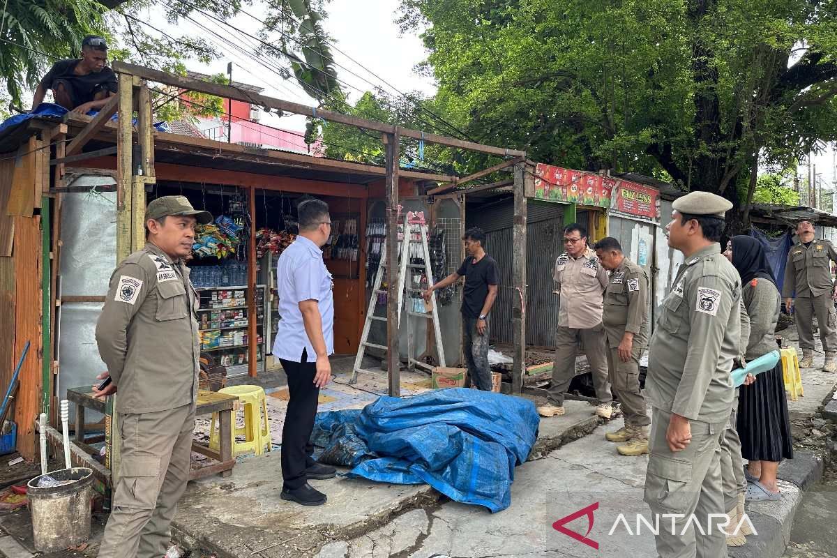 19 lapak PKL ditertibkan setelah 20 tahun berjualan di trotoar jalan Sultan Alauddin Makassar