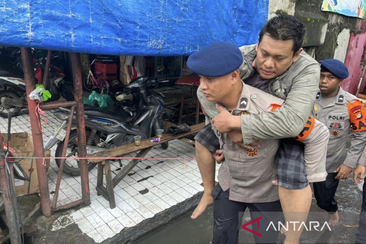 Polda Metro Jaya evakuasi warga terdampak banjir di Jakarta Barat