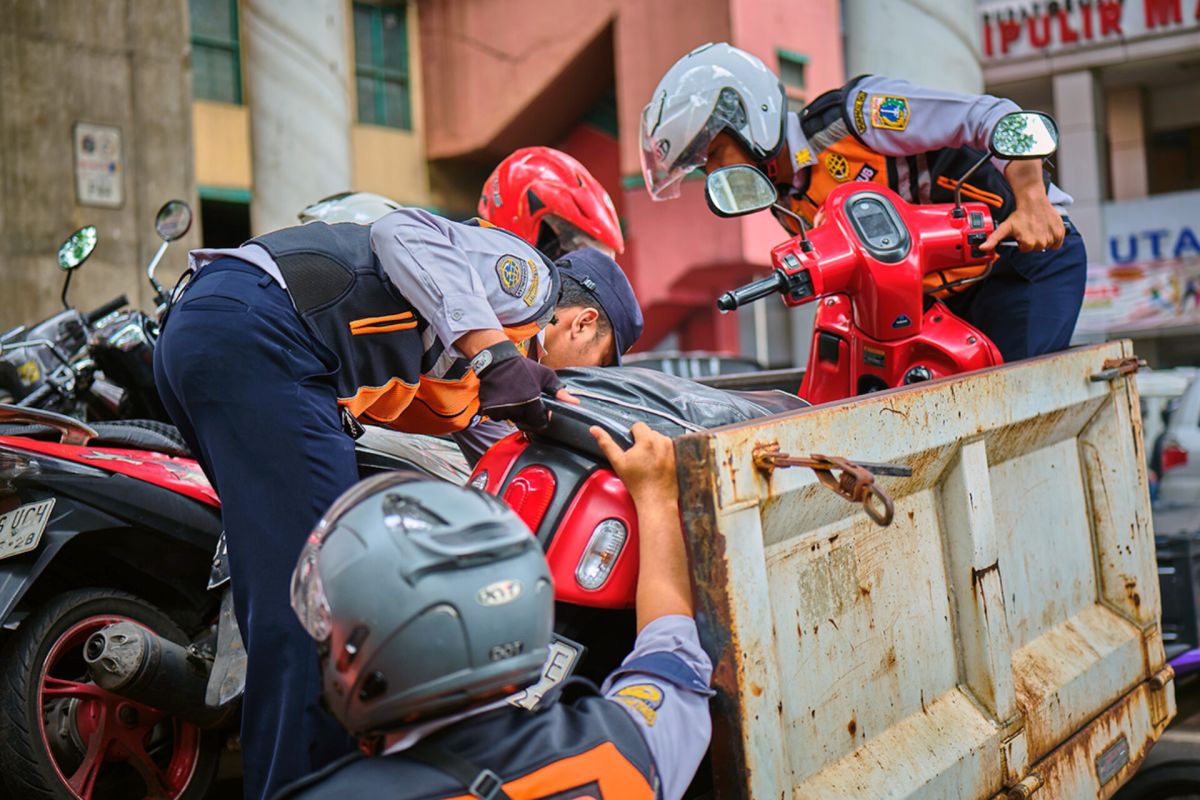 Sudinhub Jaksel tertibkan parkir liar di Pasar Cipulir