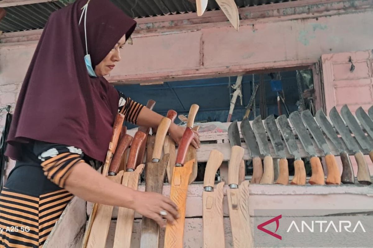 Perajin besi di Sayur Matinggi Tapsel mulai produksi pascabencana