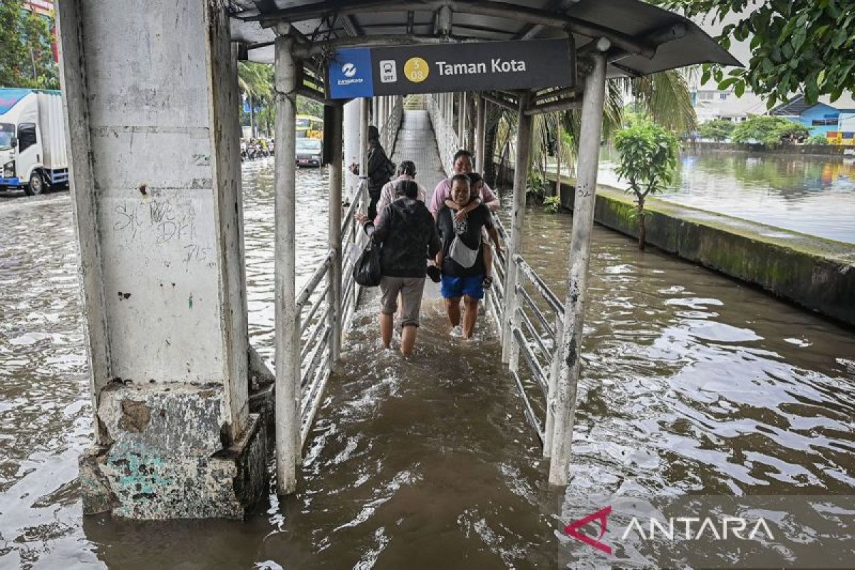 Banjir Jakarta semakin meluas, kini 35 RT dan 10 ruas jalan terendam