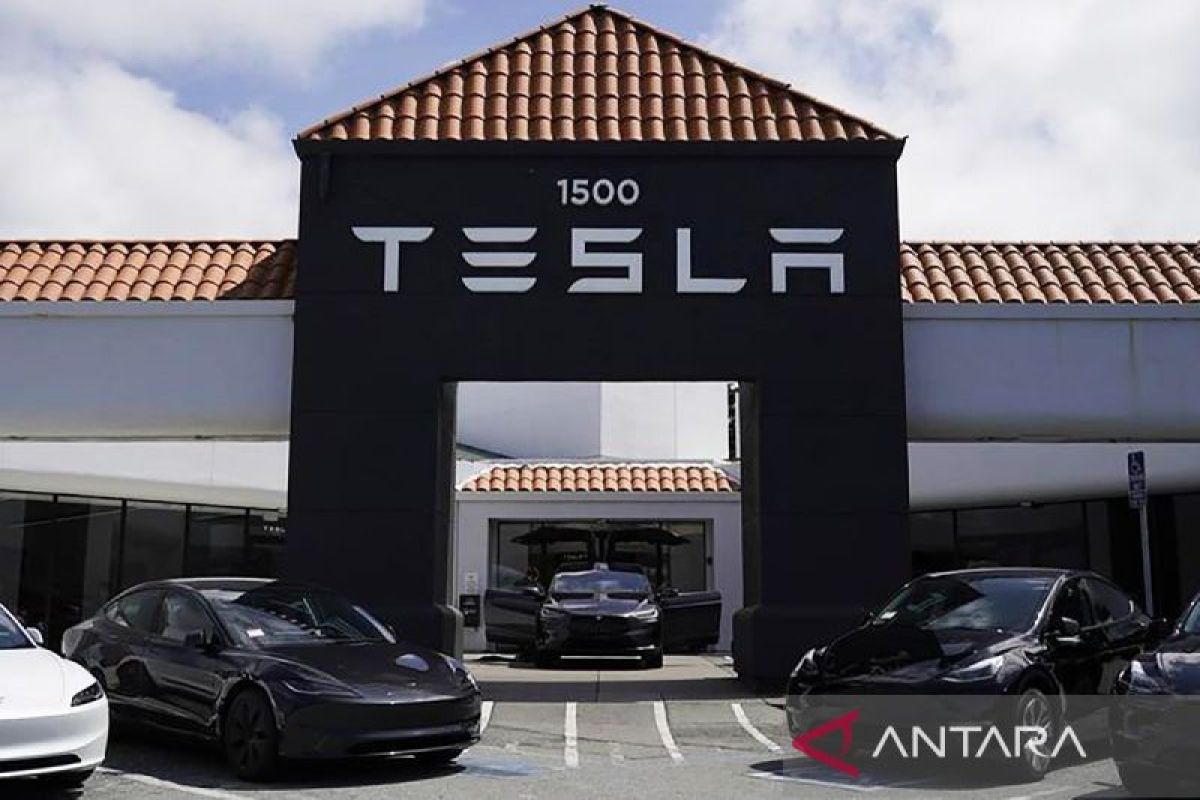 Tesla hapus istilah Autopilot di California untuk tetap bisa berjualan