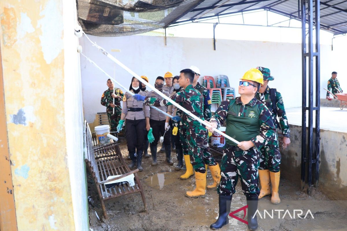 Gubernur AAU dan siswanya bersihkan sekolah di Aceh Tamiang