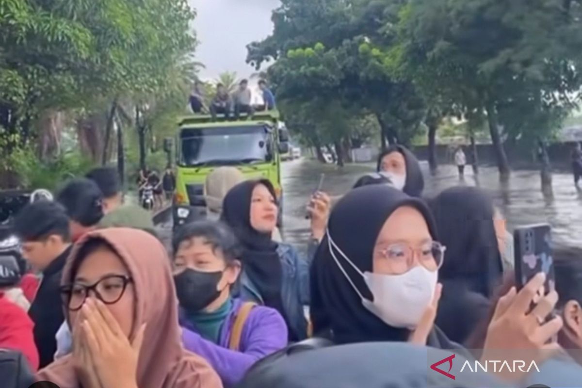 Banjir Jakarta, penumpang Tj dipindah ke truk di Daan Mogot