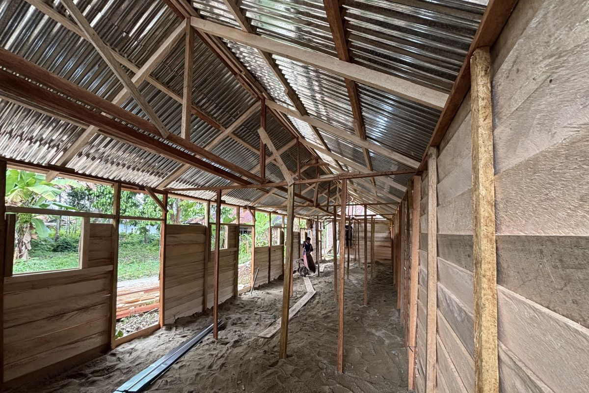 Warga Sayur Matinggi bangun huntara bagi penyintas bencana