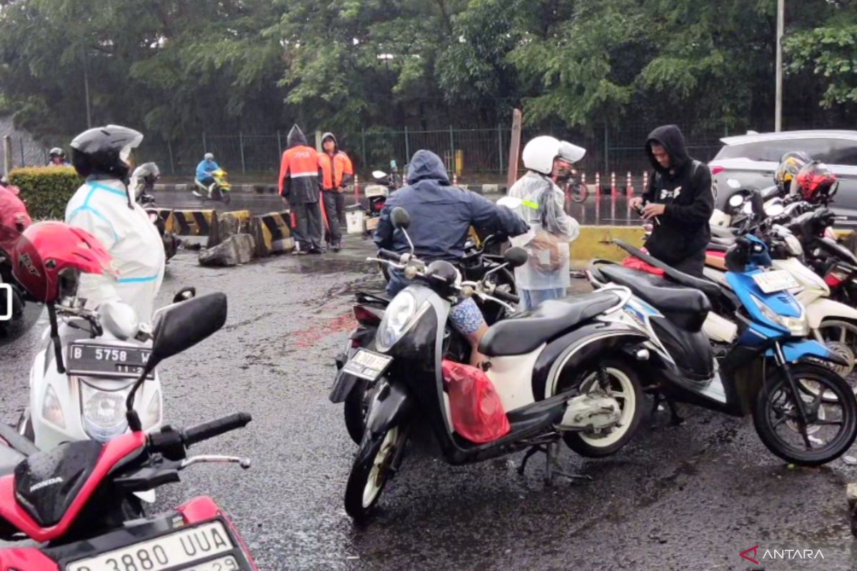 Puluhan motor mogok akibat terobos banjir di Jalan DI Panjaitan Jaktim