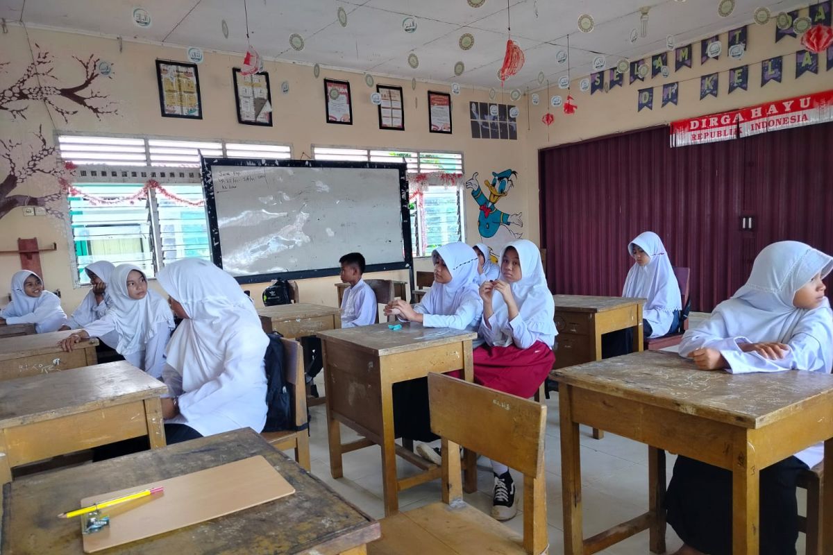 Siswa SDN 05 Kayu Pasak Agam kembali belajar di kelas pascabencana