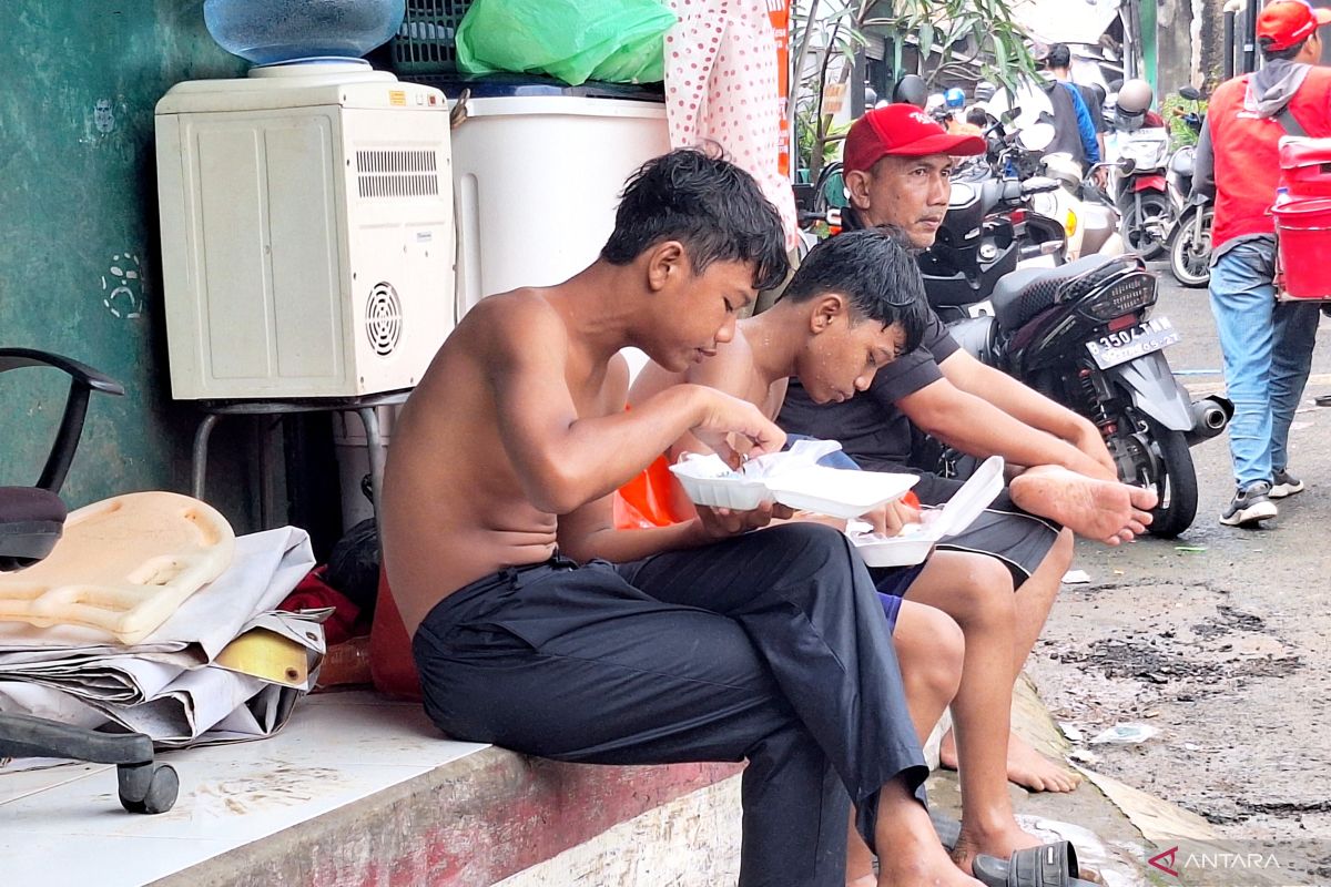 Warga terdampak banjir di Pejaten Timur terima bantuan MBG