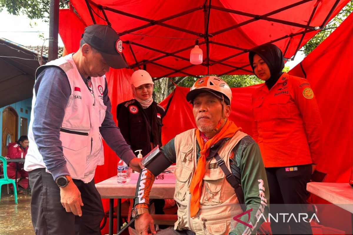 Basarnas Berikan Vaksinasi kepada Tim SAR di Tengah Pencarian Korban Longsor Jawa Barat yang Mematikan