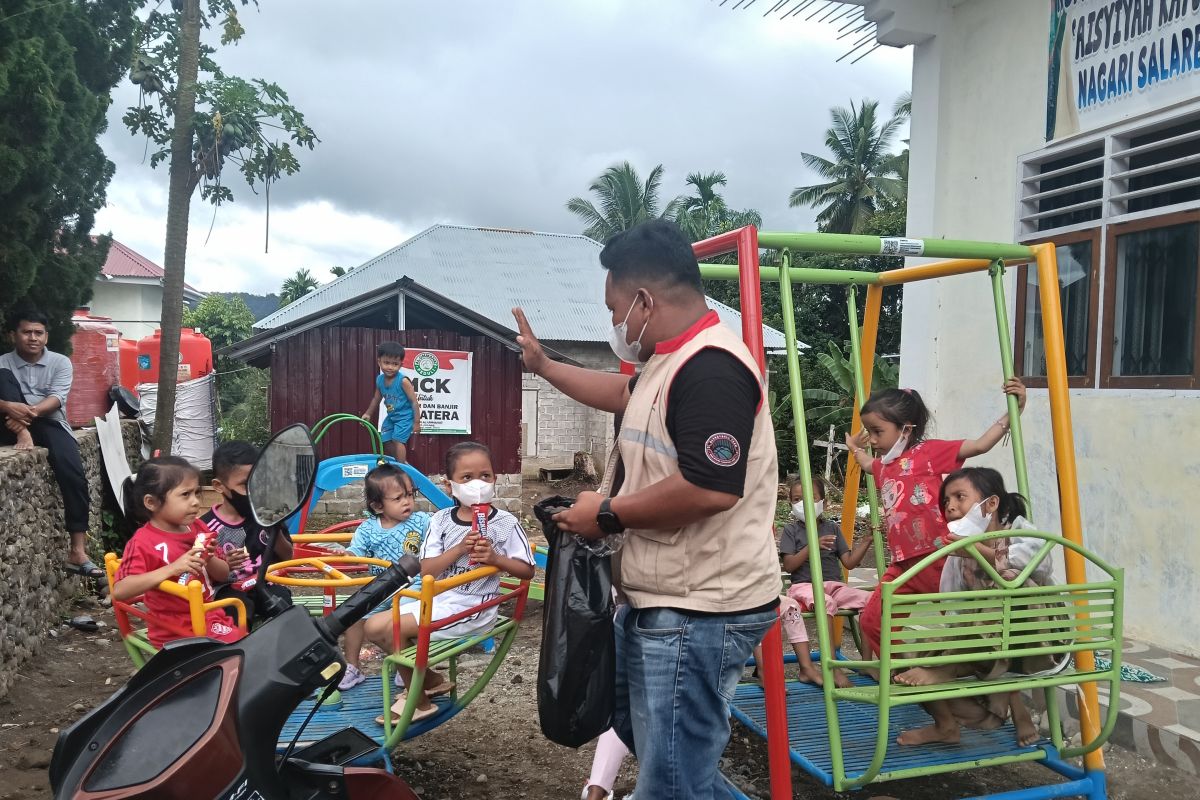 Anak-anak penyintas bencana ceria bermain di sekitar huntara Agam