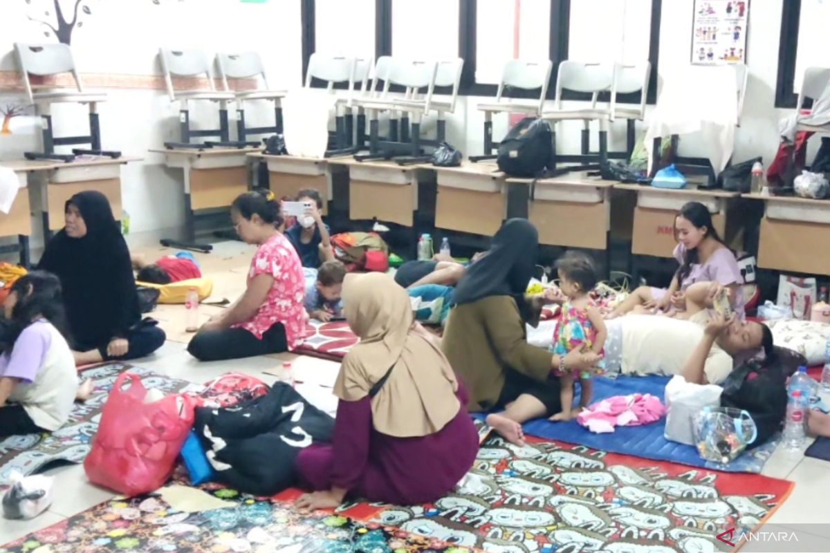 Ratusan warga Kebon Pala mengungsi imbas banjir dua meter lebih