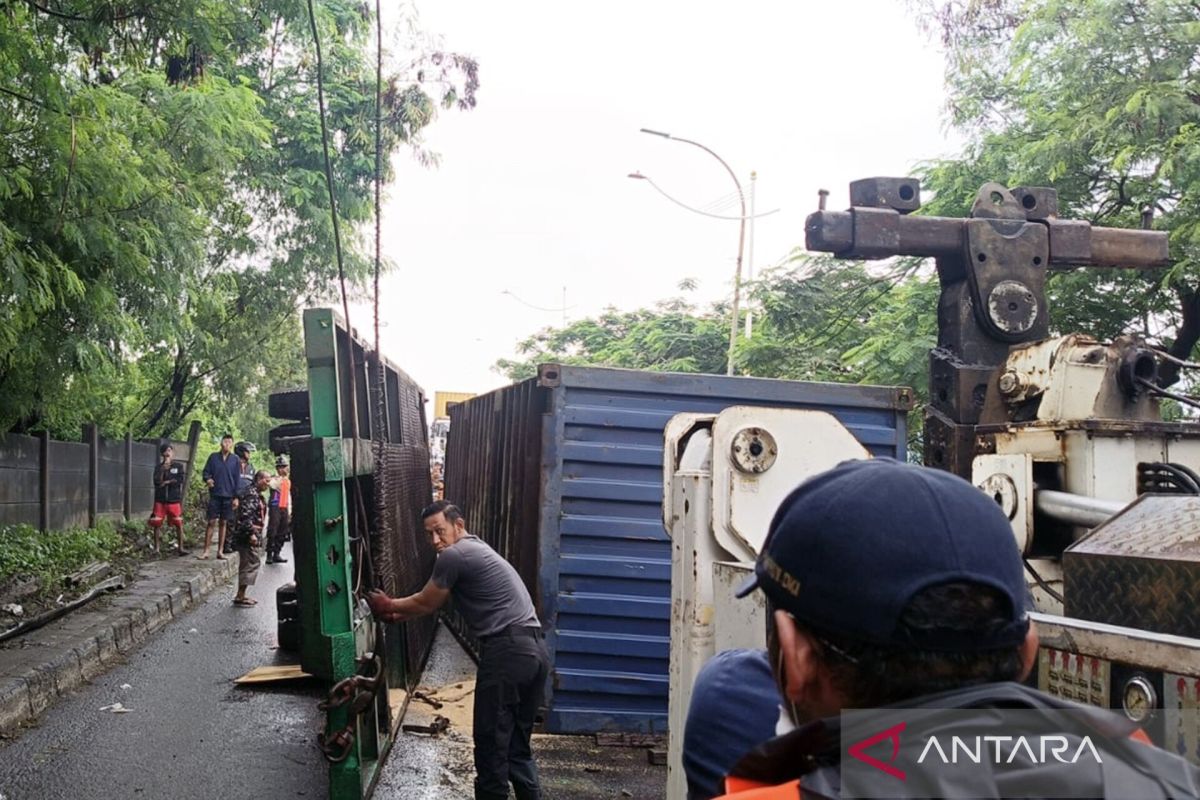 Sudinhub Jakut evakuasi truk terguling di Cilincing