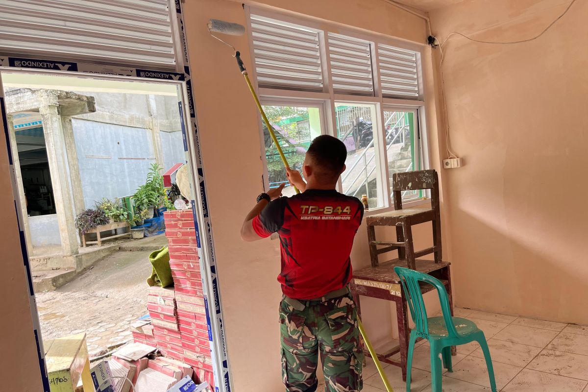 Pemerintah Kerahkan Militer Percepat Pembersihan Sekolah di Sumatra Barat