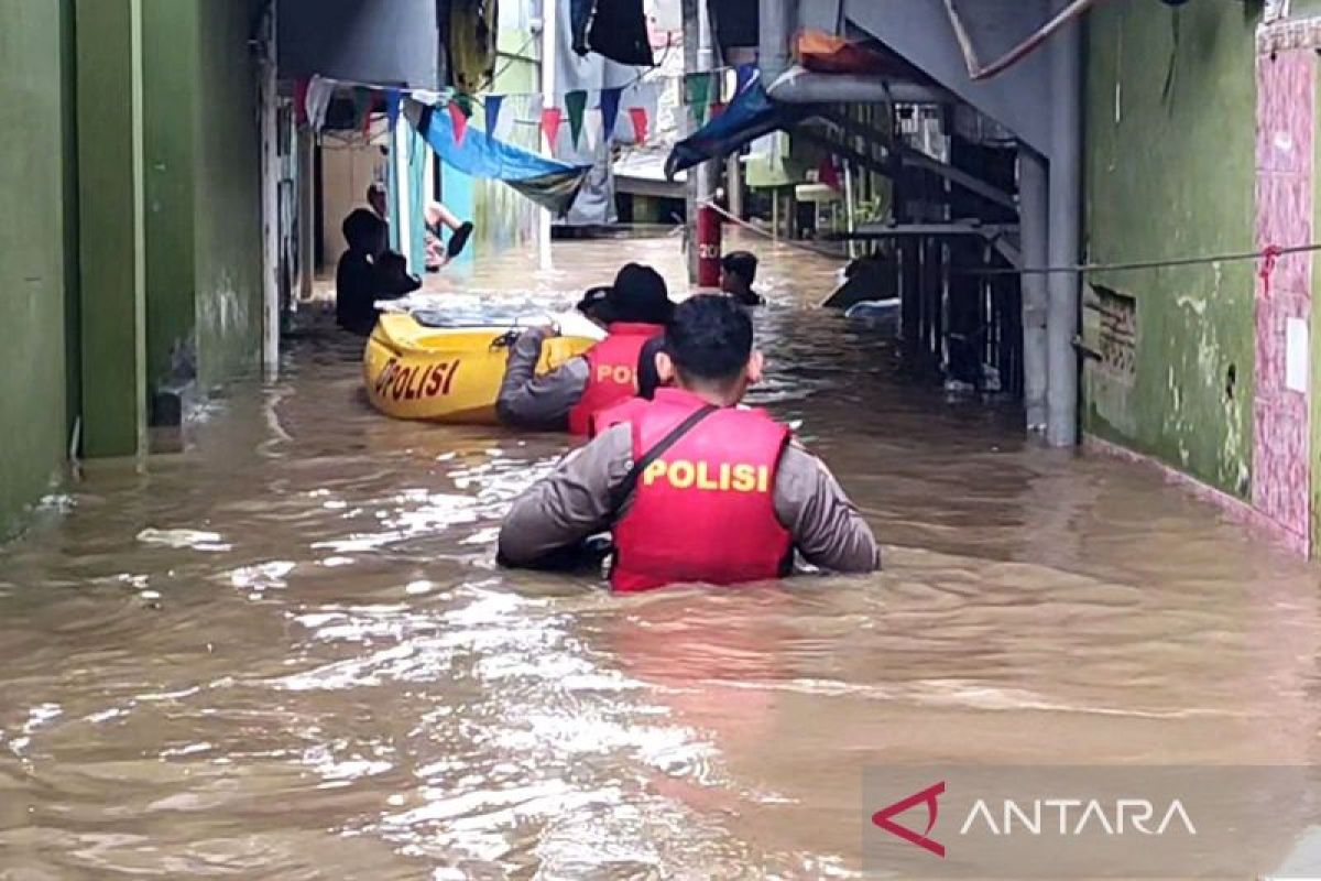 Luapan Kali Ciliwung rendam 38 RT di Jaktim hingga tiga meter