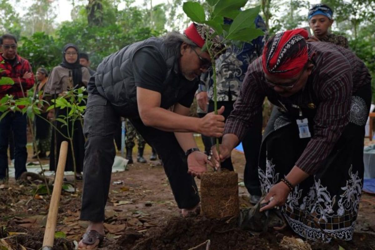 Bupati Temanggung menanam pohon di tengah ritual sadranan Bejen