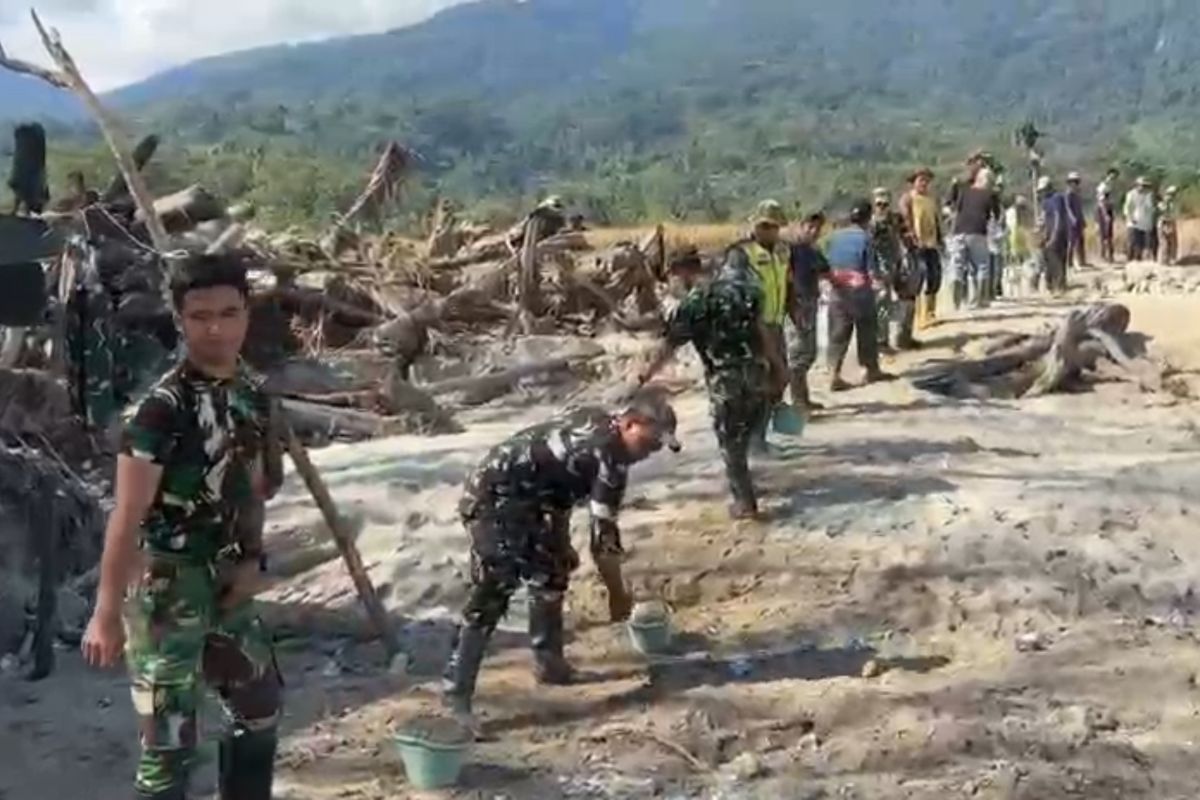 TNI dan Warga Bersihkan Akses Jalan di Aceh Usai Banjir