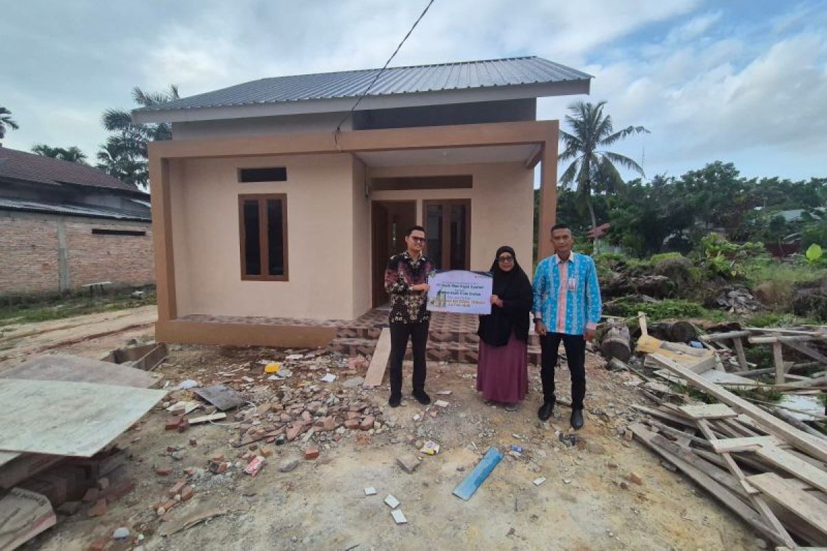 Lansia di Dumai terima rumah layak huni dari BRK Syariah
