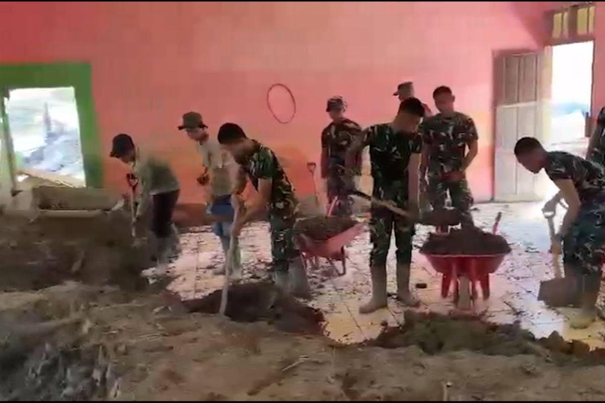 Warga dan TNI bangun masjid darurat di Tetingi Aceh