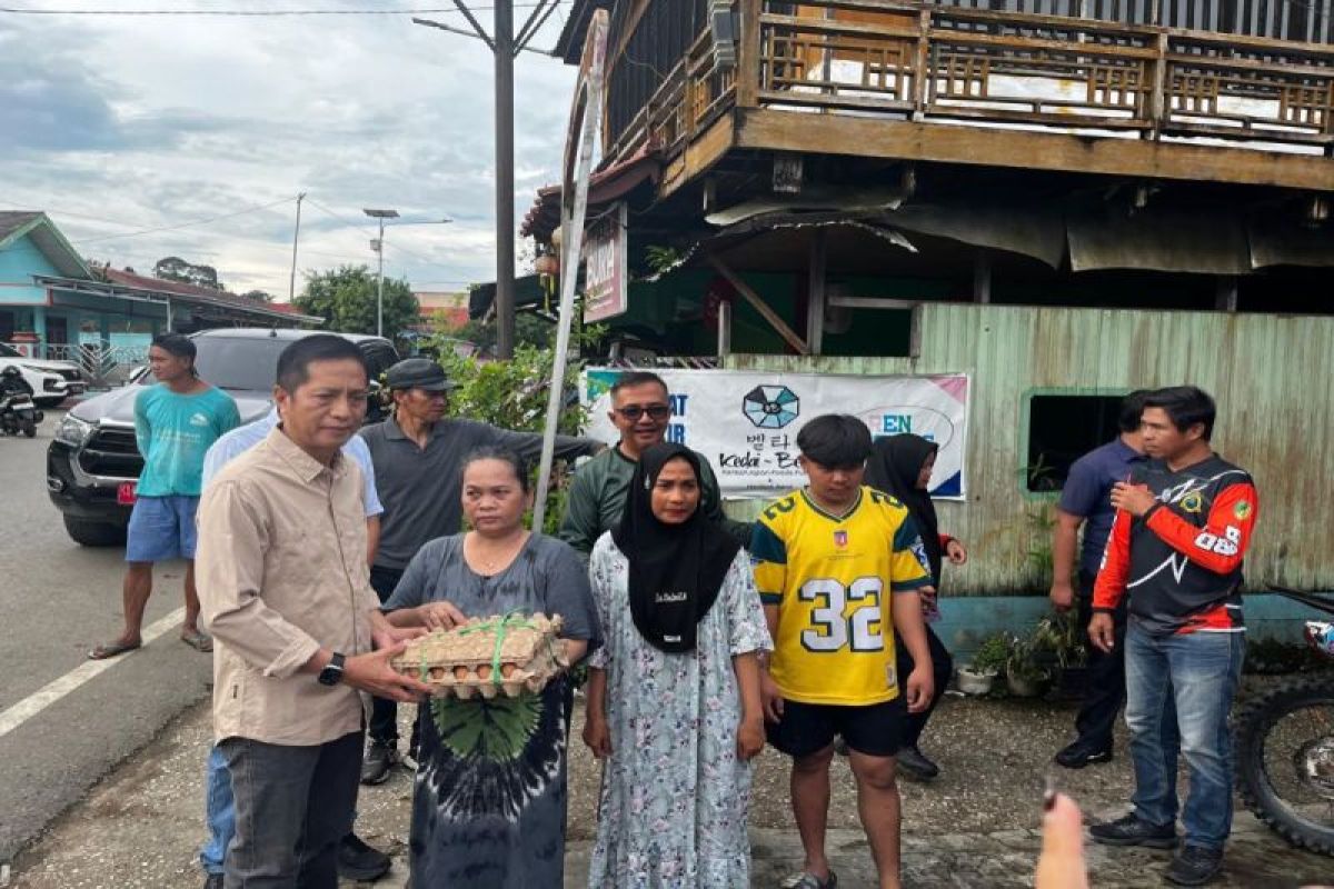 Pemkab Barito Utara serahkan bantuan  kebakaran di Jalan Meranti