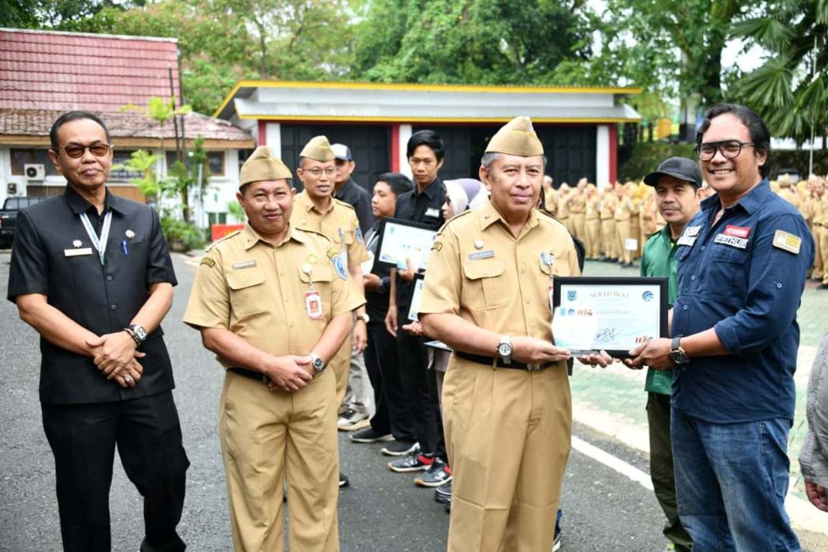 Para pewarta HSS terima piagam penghargaan peringatan Hari Pers Nasional