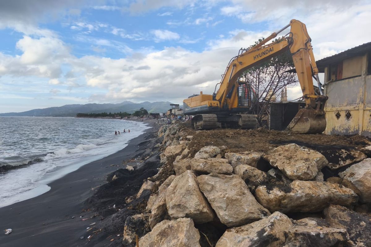 Hadapi rob dan abrasi, Pantai Ampenan Mataram dipasangi boulder