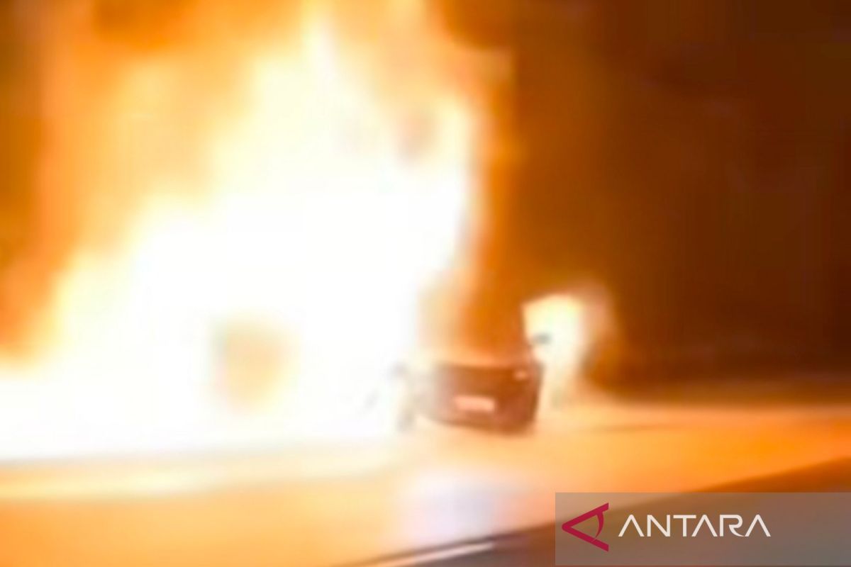 Kronologi terbakarnya mobil di Tol Jagorawi