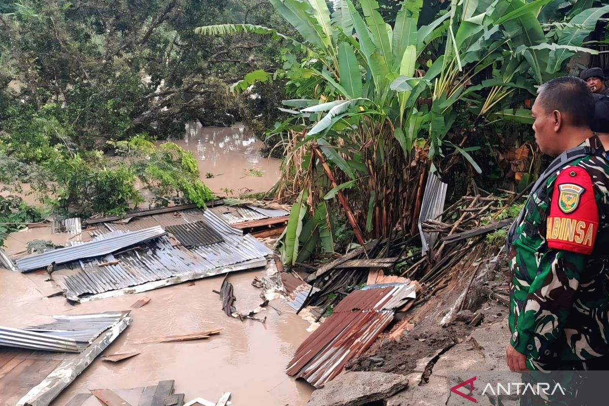 Rumah warga Desa Karang Raja Muara Enim ambruk diterjang longsor
