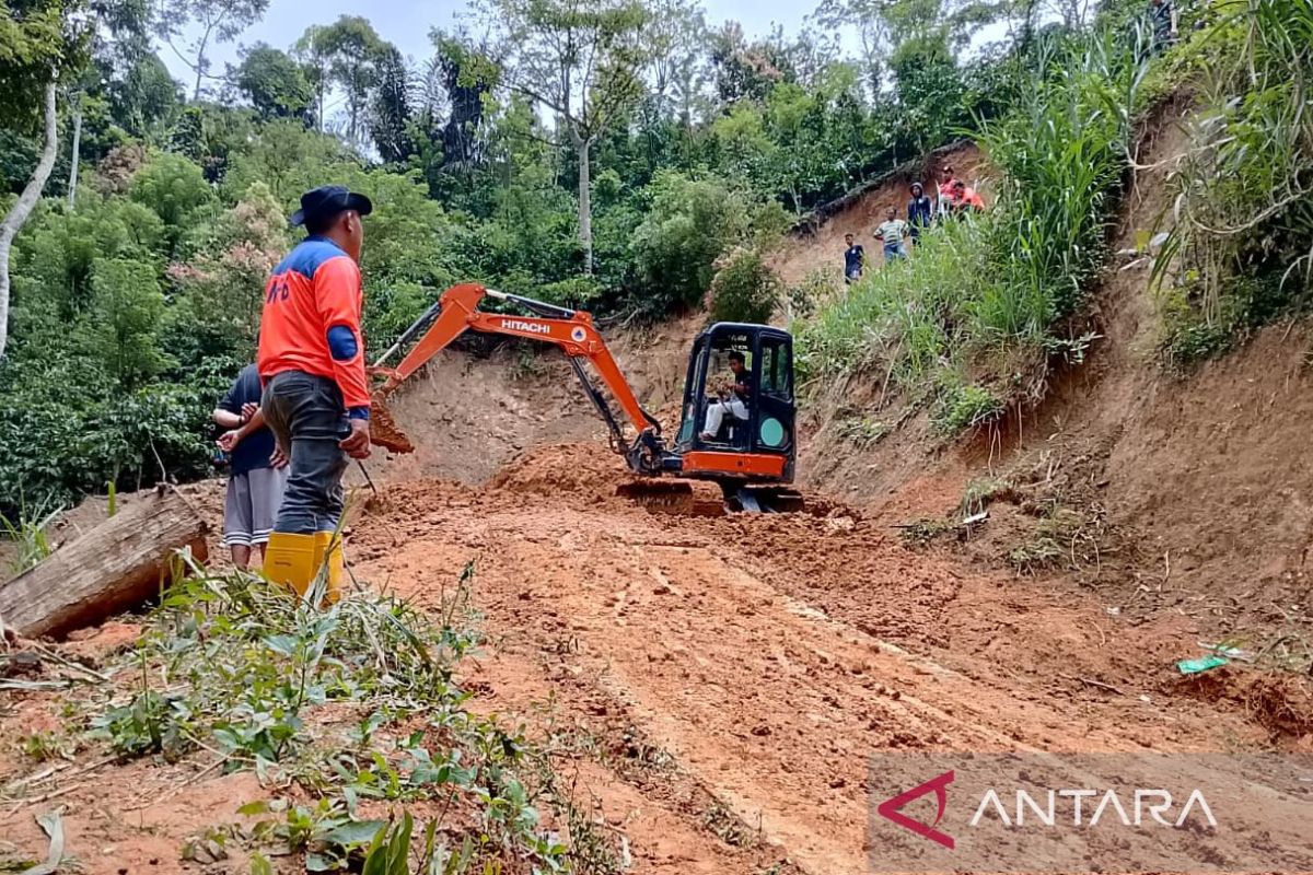 BPBD OKU Selatan bersihkan material longsor di Desa Tanjung Harapan