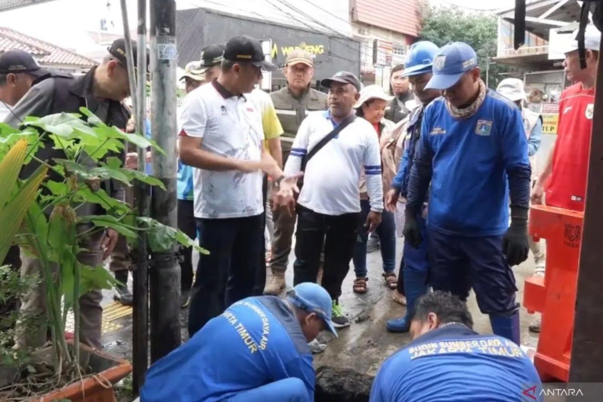 Warga Pinang Ranti minta perbaikan jalan dan saluran air