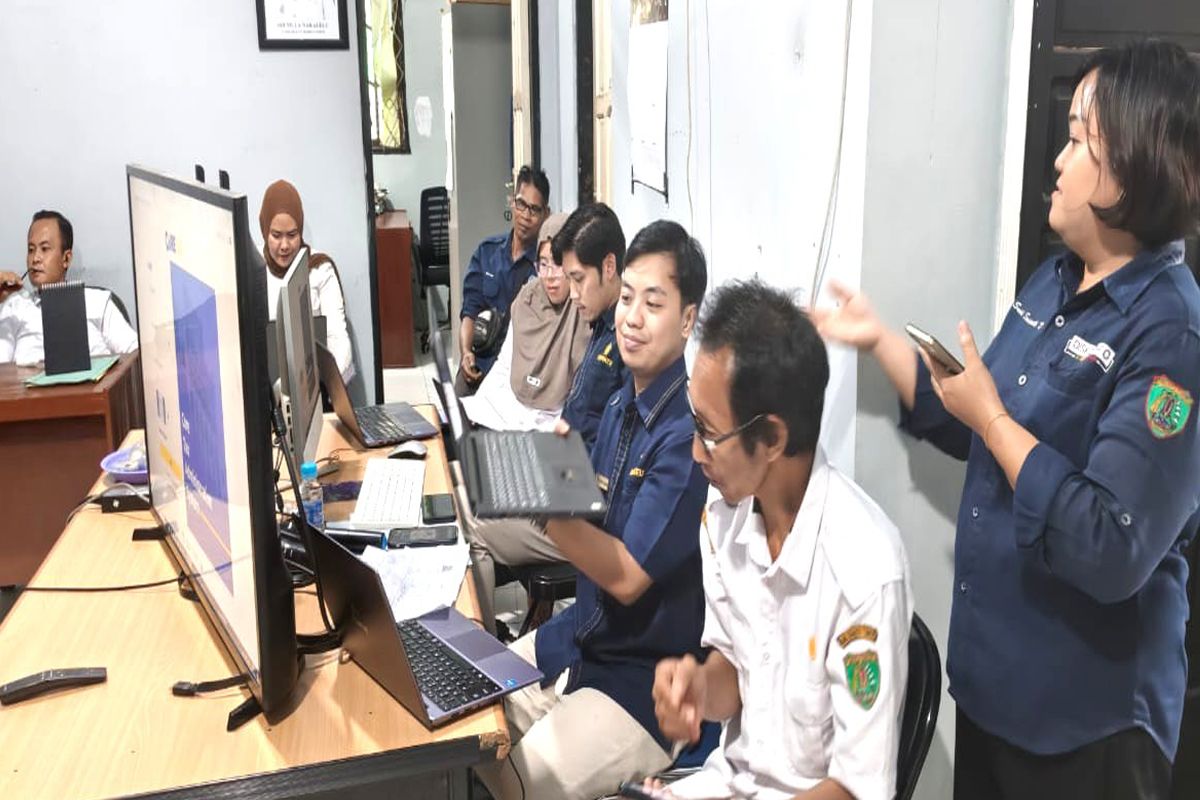 ASN Diskominfops Bartim didampingi KP2KP Tamiang laporkan SPT tahunan 2025