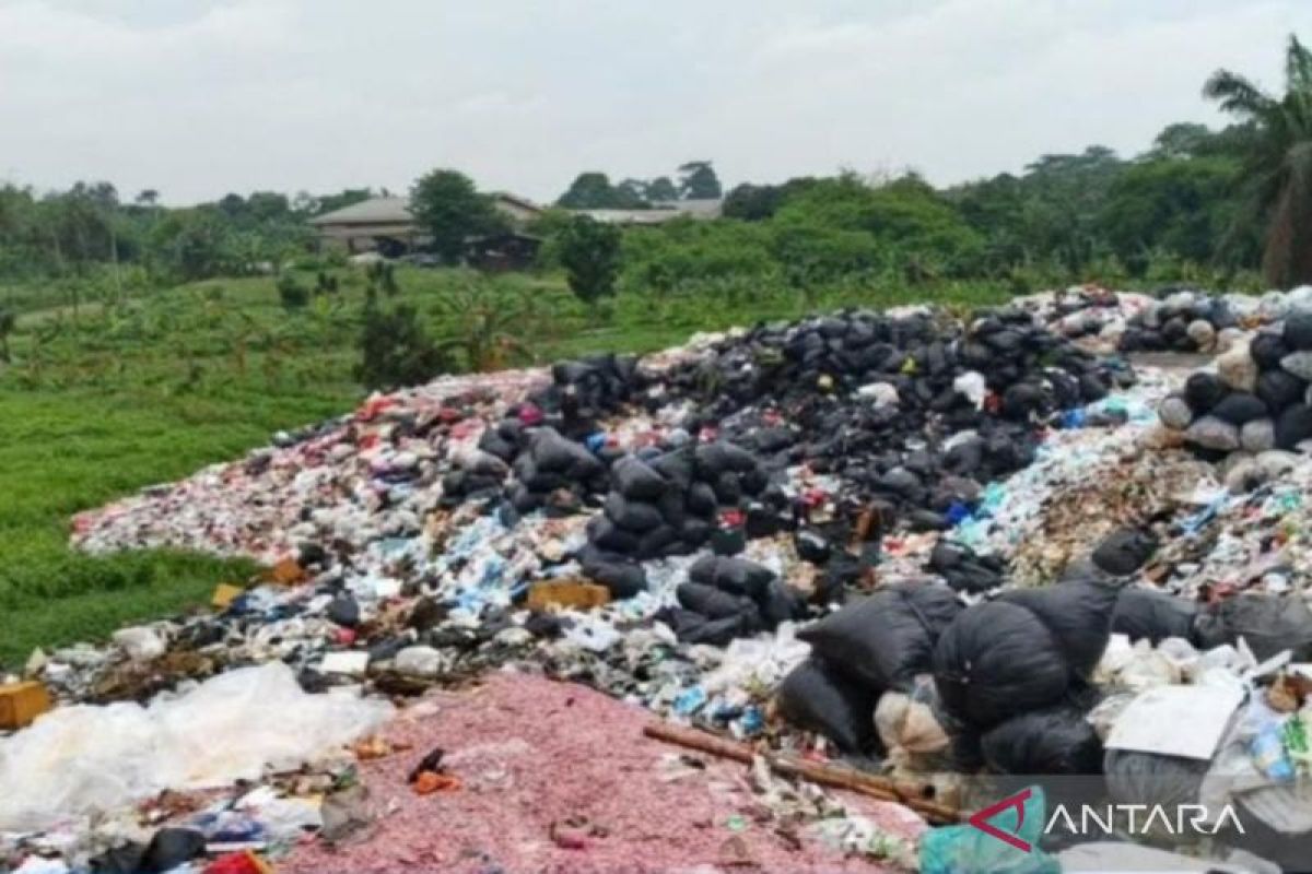Polisi amankan 21 karung berisi potongan uang kertas di TPS Bekasi