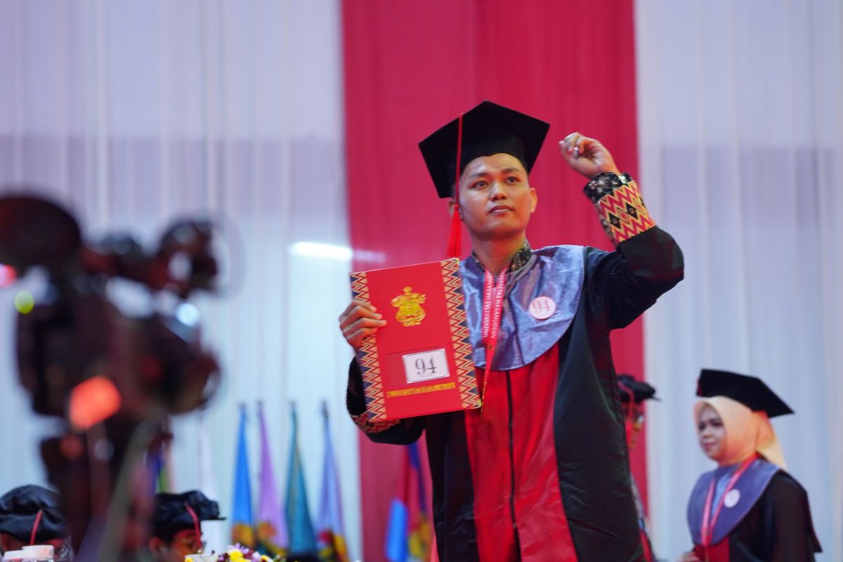 22 lulusan terbaik Unhas terima penghargaan