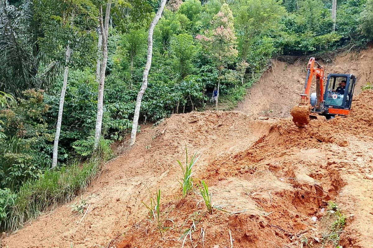 Longsorputus akses jalan di Sungai Are OKU Selatan