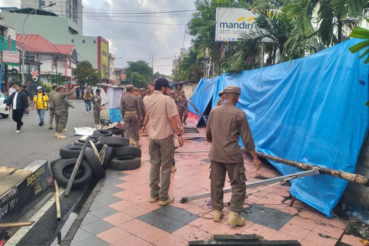 Pemkot Makassar tertibkan PKL yang berjualan puluhan tahun di trotoar