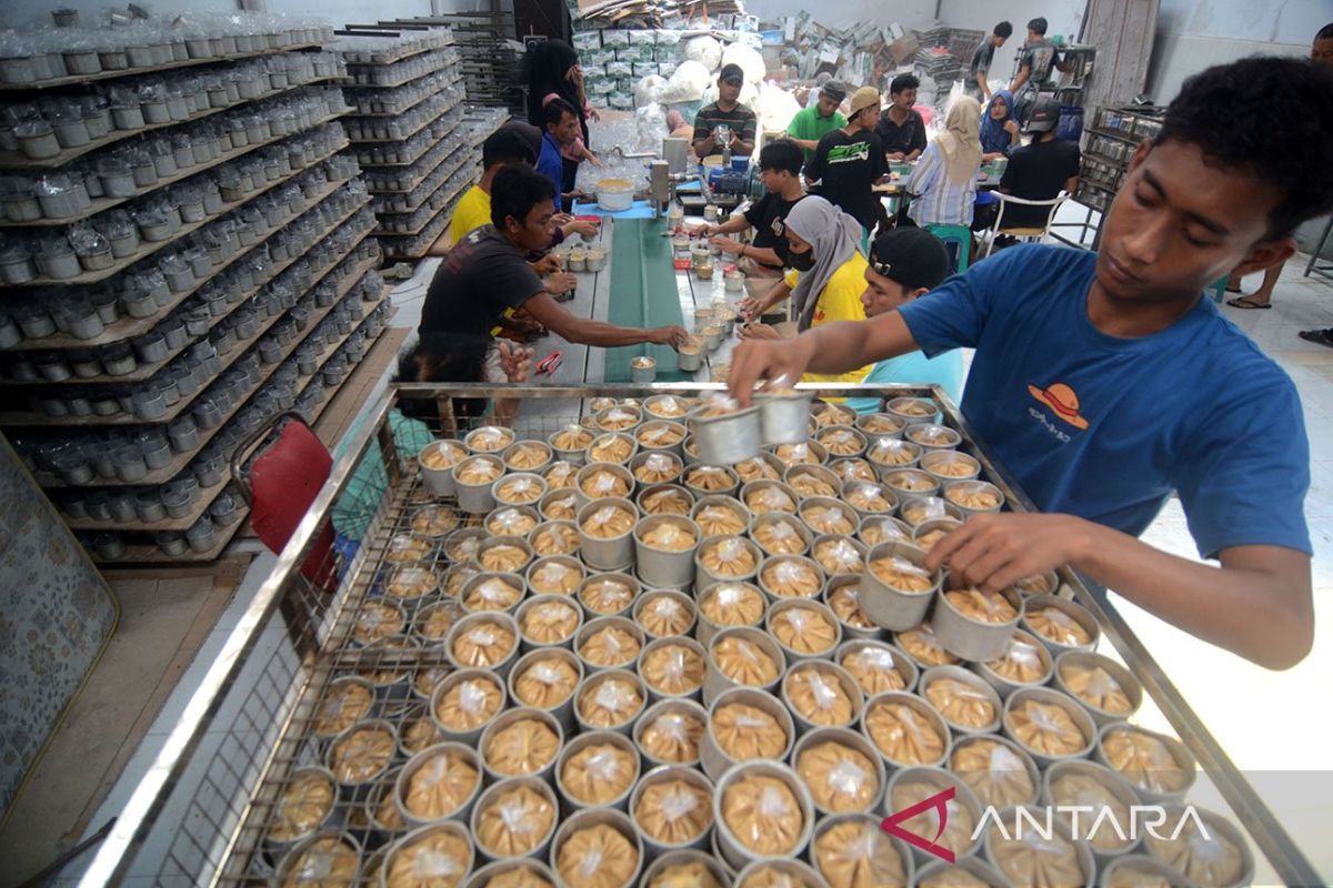 Produksi kue keranjang jelang Imlek di Tegal