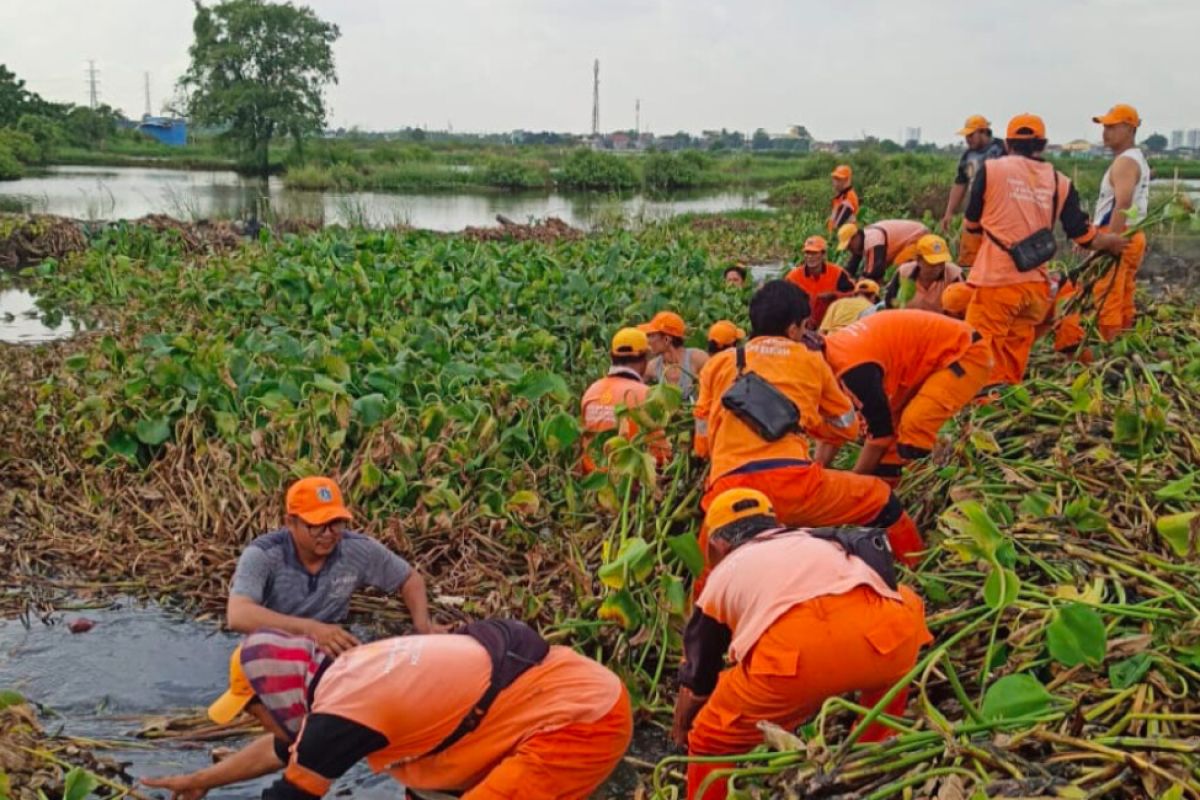 Petugas gabungan normalisasi saluran Kali Bogor Marunda cegah banjir 