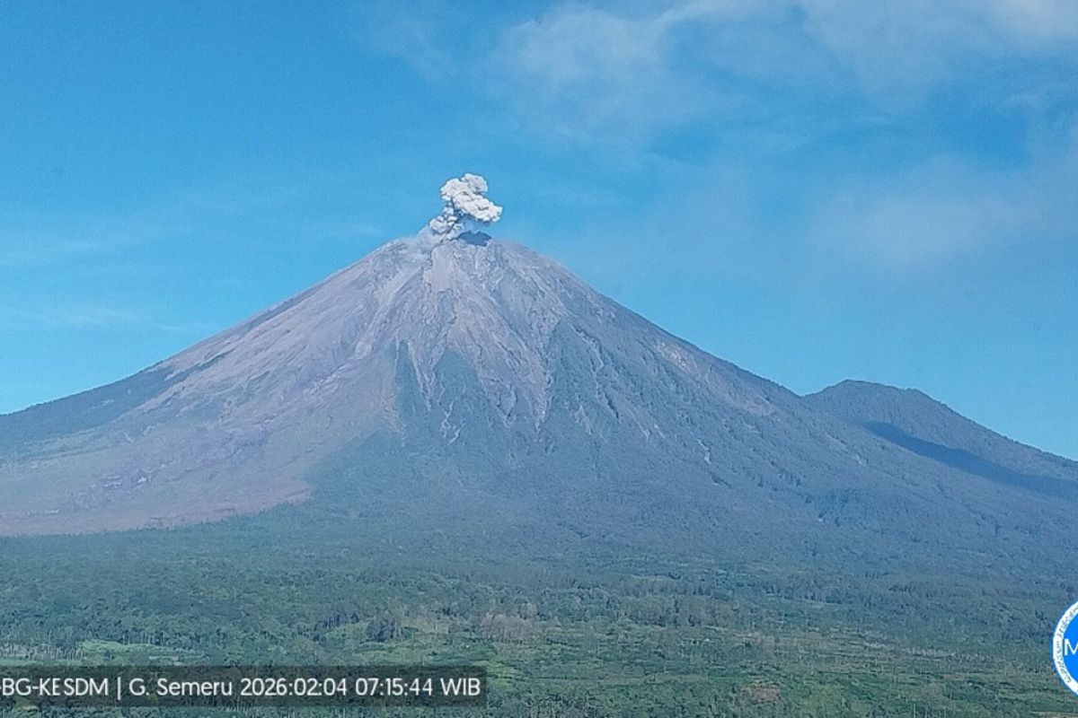 Gunung Semeru erupsi tujuh kali dalam waktu tiga jam