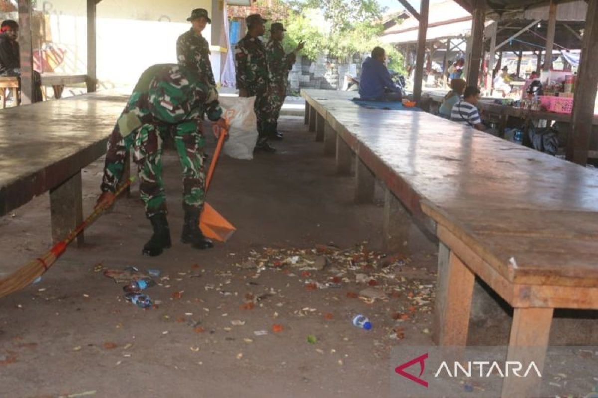 Kodim 1702/Jayawijaya bersihkan pasar tradisional di Wamena