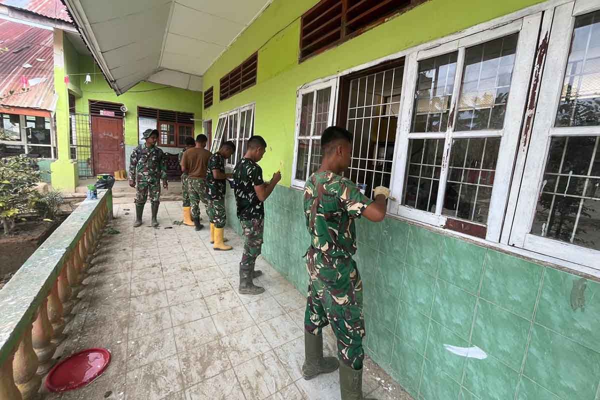 Prajurit TNI renovasi sekolah dasar terdampak bencana di Aceh Tamiang