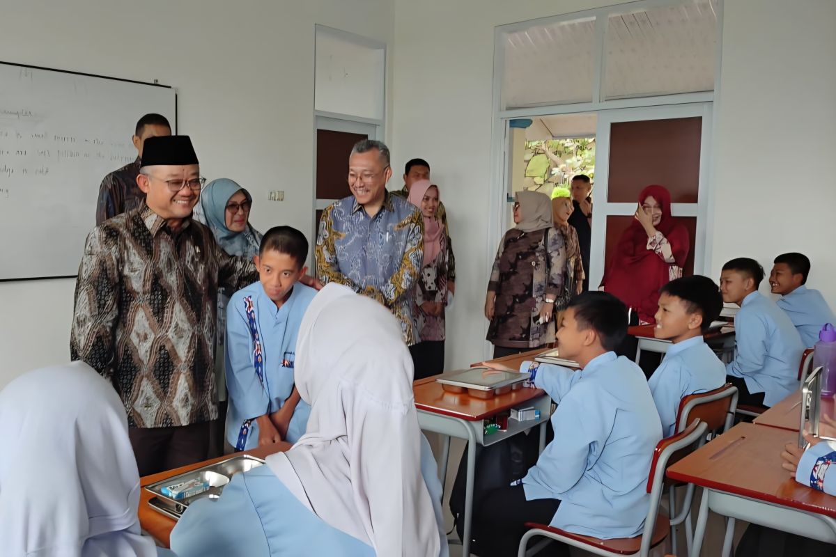 Mendikdasmen tinjau pelaksanaan MBG dan revitalisasi sekolah di Bogor