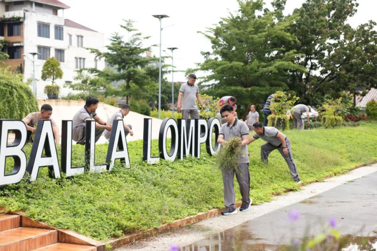 Polda Sulsel bersih-bersih lingkungan sesuai arahan Prabowo