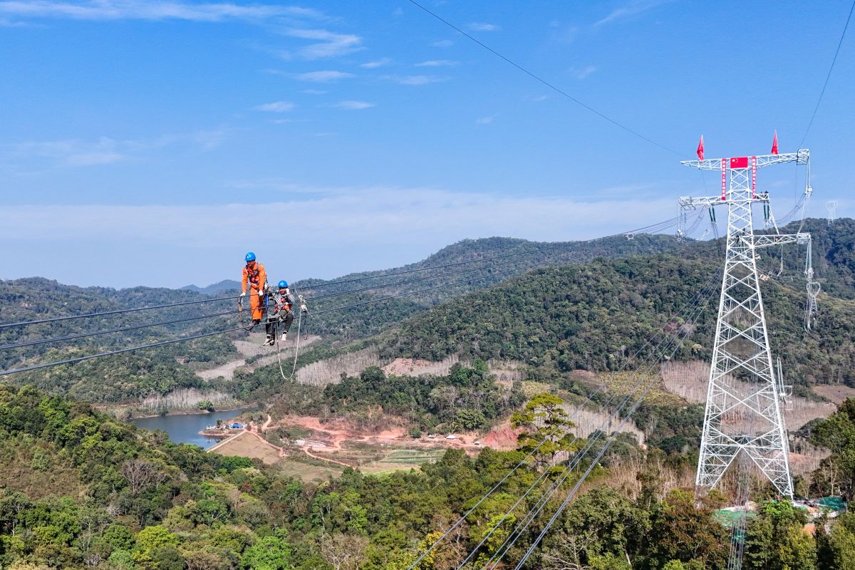 Jalur transmisi proyek interkoneksi listrik China-Laos terhubung penuh