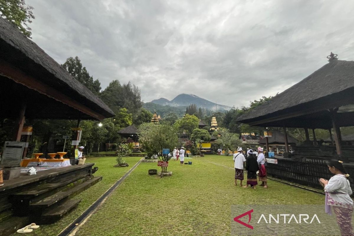 Kemenag peringati Tumpek Uye dengan melepas ribuan burung