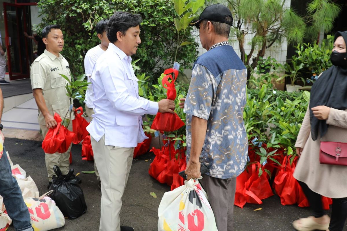 HUT Ke-18, Gerindra bagikan bibit pohon sebagai simbol keberlanjutan