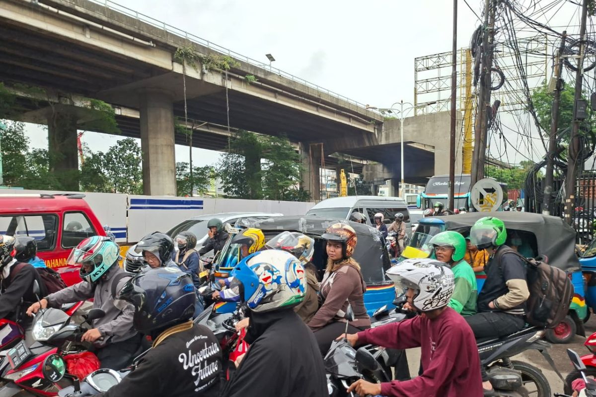 Lalu lintas macet parah imbas truk tabrak separator busway di Jakbar