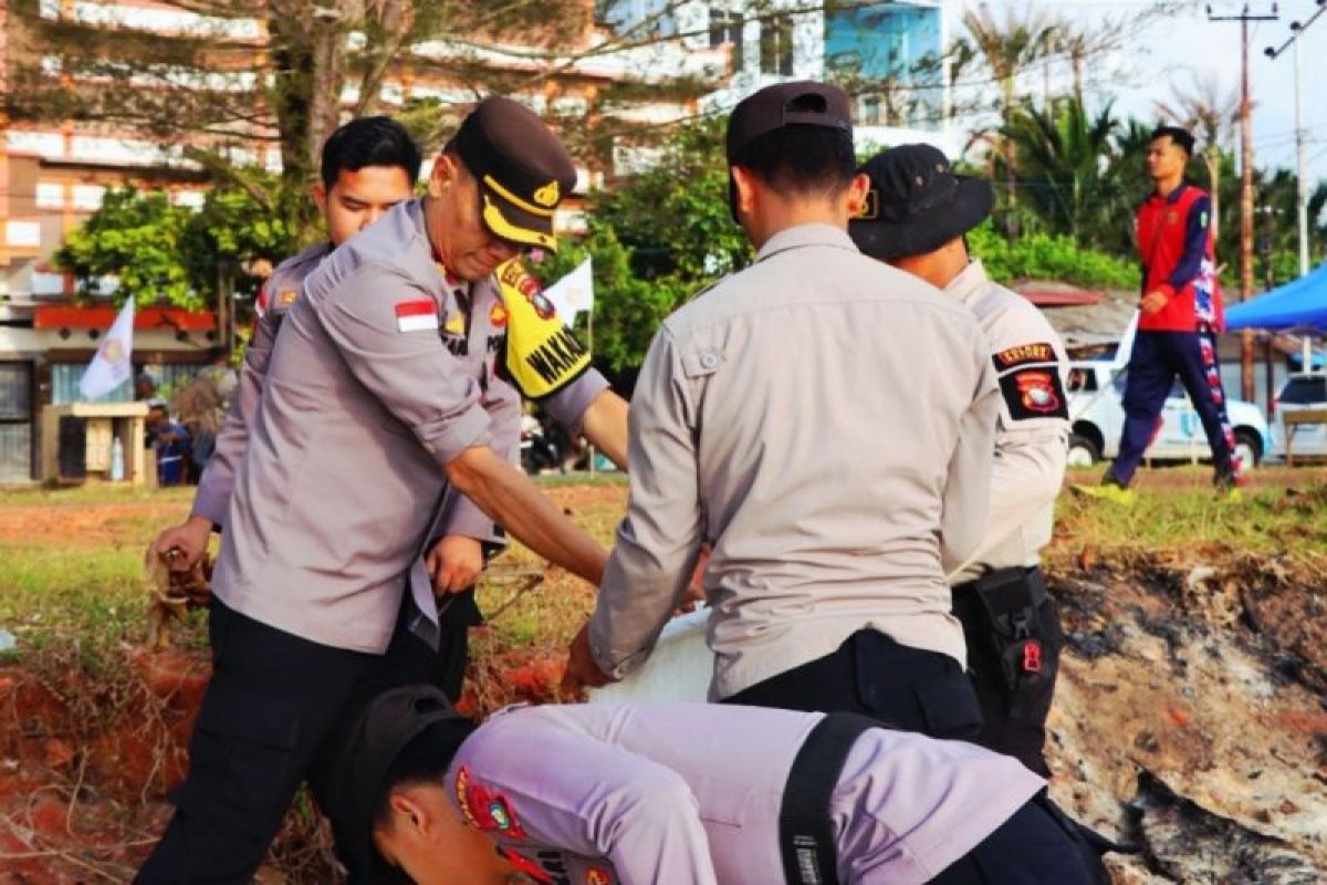 TNI dan Polri bersihkan objek wisata Pantai Piwang Natuna