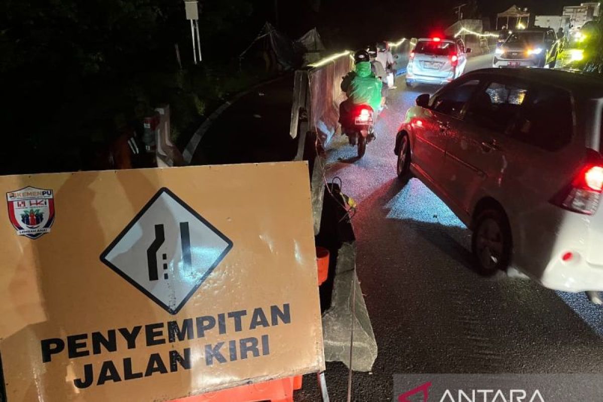 Truk pengangkut BBM pascaterbannya Jalan Lembah Anai  ke jalur Sitinjau Lauik